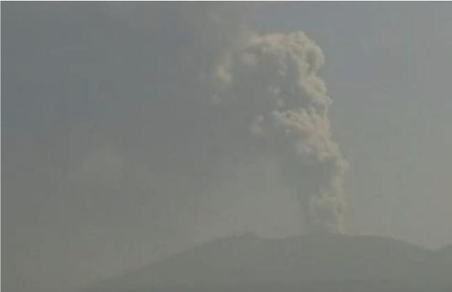 日本火山喷发高达5000米 航班取消
