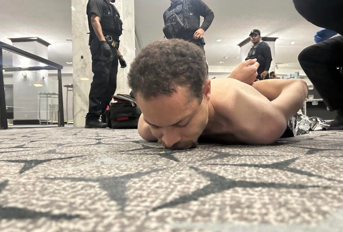 白宫晚宴传出5到8声枪响！95后枪手带多件武器，1特工被枪击，穿防弹衣幸免于难 ...