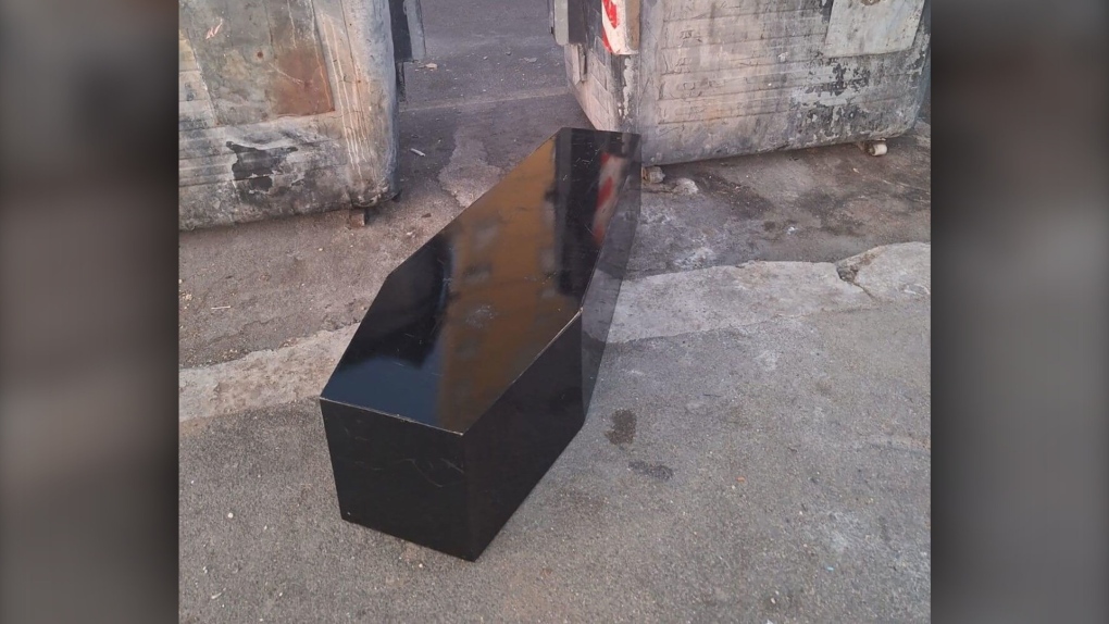 罗马警方称，犯罪家庭将棺材留在活动人士家前