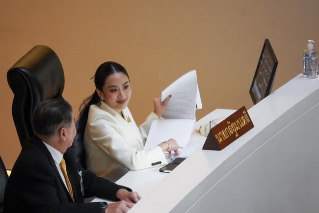 泰美女总理亮相弹劾辩论 香奈儿配红底鞋很飒