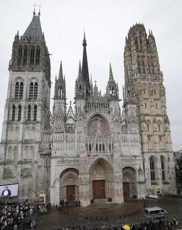 法国鲁昂市中世纪大教堂高耸尖顶的火灾已得到控制