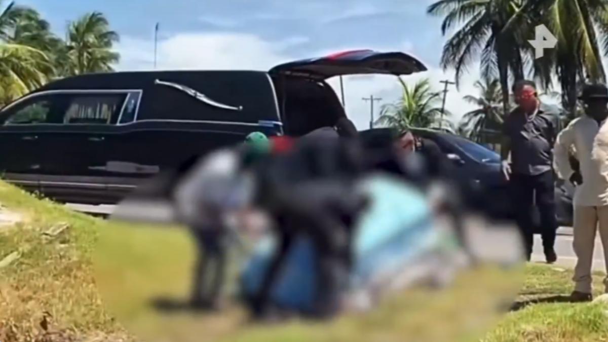 抬棺上路  途中棺材突然解体  遗体落地上
