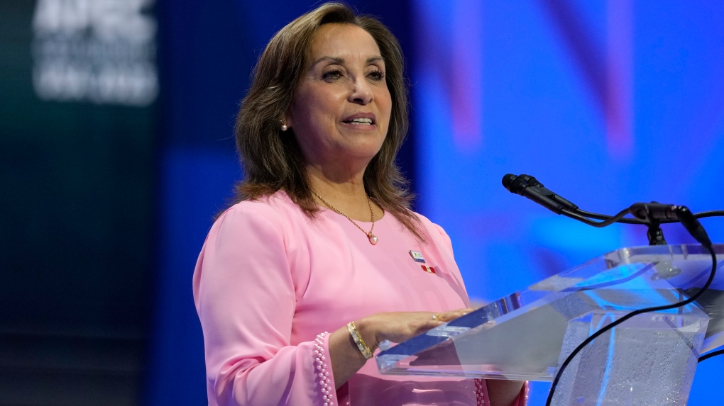 秘鲁总统迪娜·博卢阿特 (Dina Boluarte) 于 2023 年 11 月 16 日星期四在旧金山举行的亚太经济合作组织 (APEC) 首席执行官峰会上发表讲话。（美联社照片/埃里克·里斯伯格）