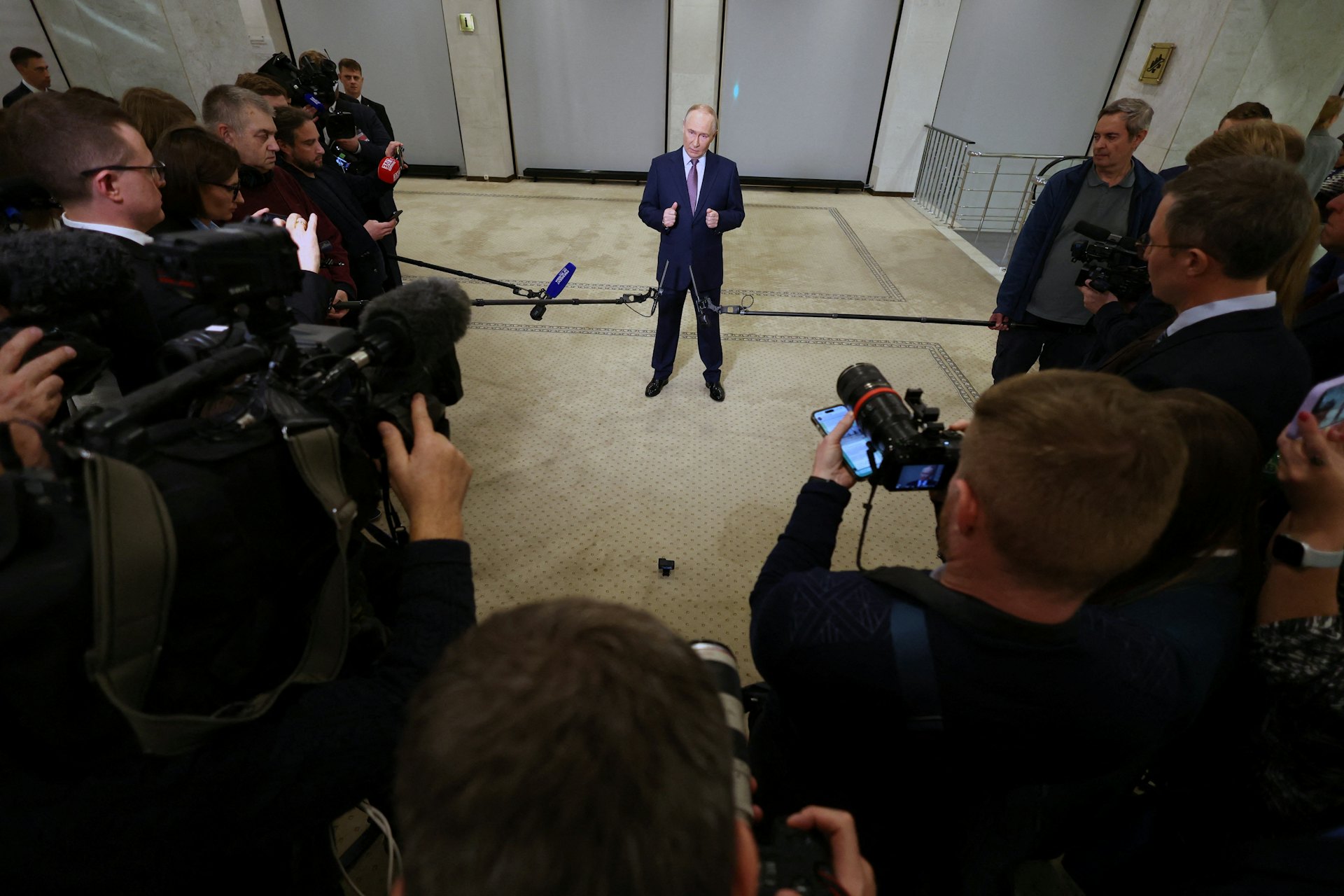 圖為2025年10月23日，俄羅斯總統普京（Vladimir Putin）向媒體發表講話，回應俄國兩大石油公司遭美國制裁等問題。（Sputnik/Vyacheslav Prokofyev/Pool via REUTERS）