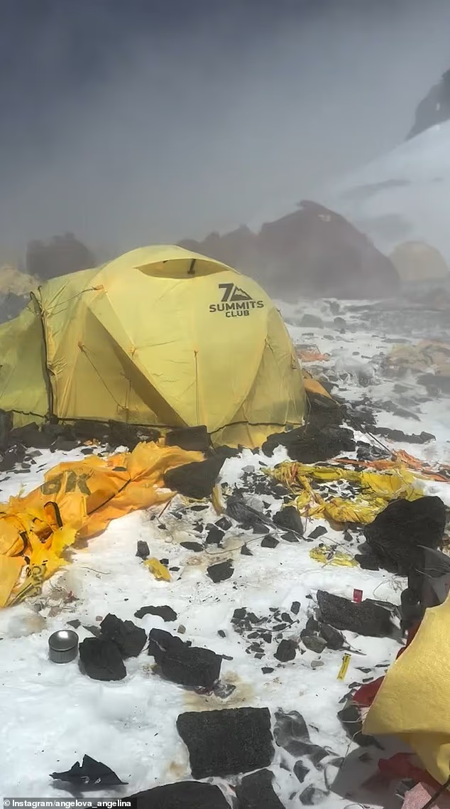 世界之巅垃圾场 珠峰高处遍地废弃帐篷与排泄物