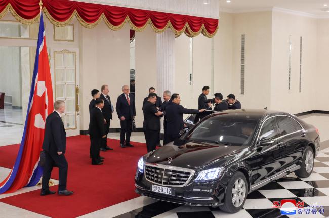 传达普京亲笔信！绍依古“紧抱金正恩”