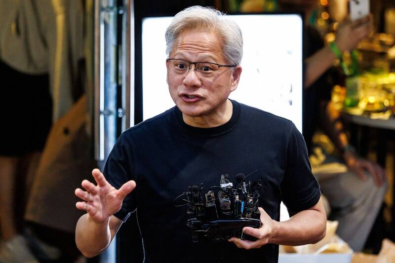 黄仁勋私人行程曝光  带妻女大啖参鸡汤直呼好吃