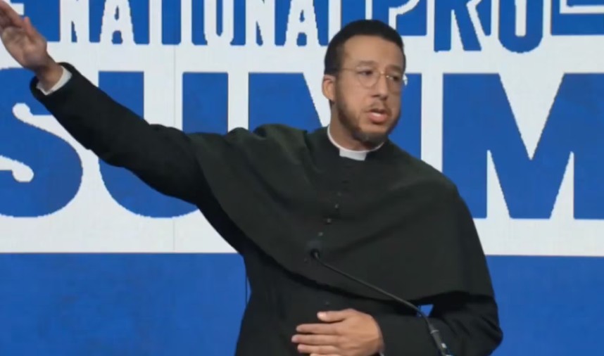 牧师卡尔文·鲁滨逊（Calvin Robinson）因模仿马斯克的敬意在Pro-Life Summit上的敬意 ...