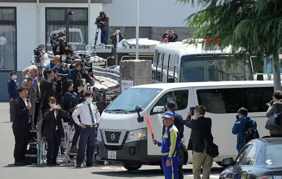 ·优季被捕后，被警方押送。（日本《产经新闻》）