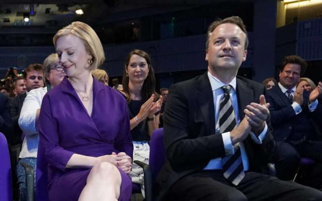 英国“最短命”首相特拉斯 婚外情撕裂两个家庭