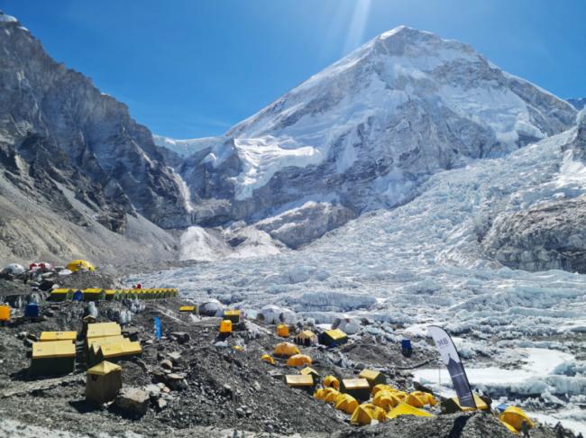 世界之巅垃圾场 珠峰高处遍地废弃帐篷与排泄物