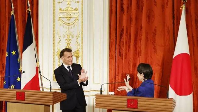 马克龙对日本皇后行吻手礼 爱妻穿紧身裙高跟鞋