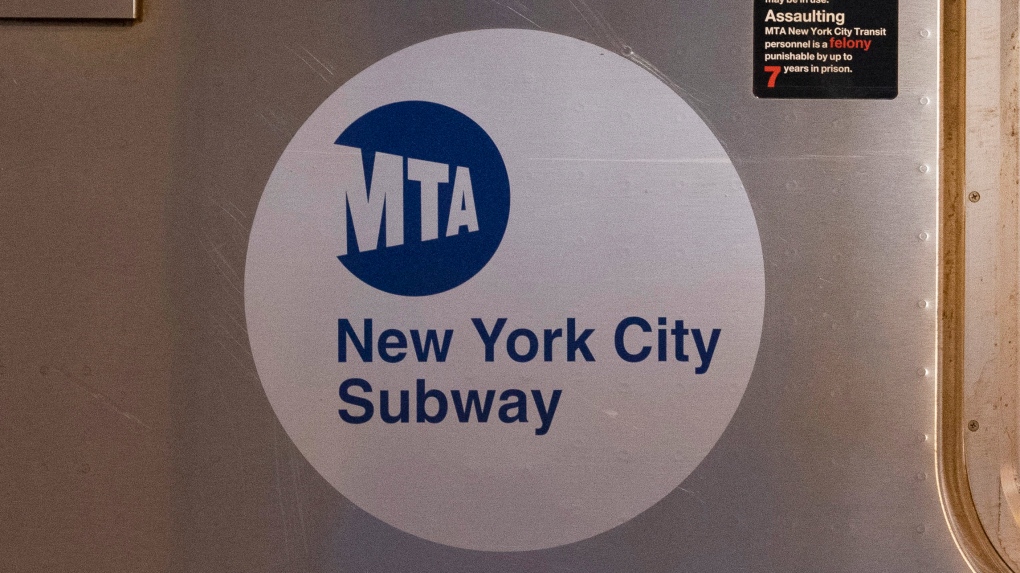 2020 年 4 月 23 日在纽约皇后区的纽约市地铁车厢侧面可以看到 MTA 标志（美联社照片/Mark Lennihan）