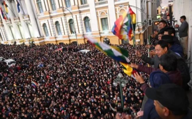 装甲车冲撞总统府大门   他迅速逮捕总司令