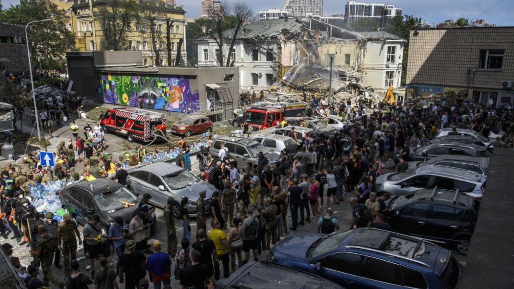 基辅哀悼，救援人员在被俄罗斯导弹击中的儿童医院中筛选成堆的瓦砾 ...