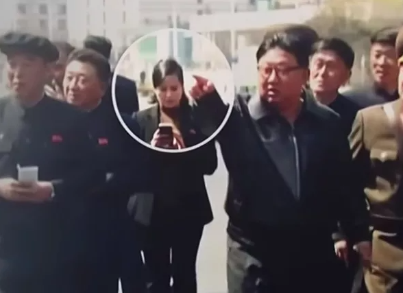 金正恩视察 一美女全程玩手机 原来是她…