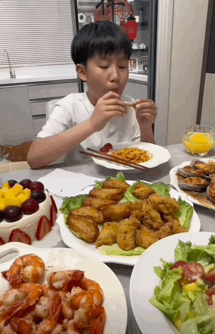 10岁东北模范男友爆火:不仅教我做饭 还教我做人(图)