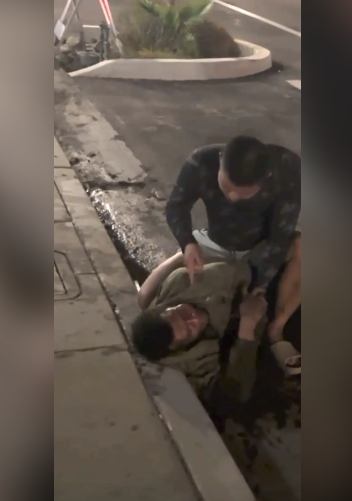媒体:洛杉矶黑人被华男制服!躺在华男胯下,一脸怂样(图)