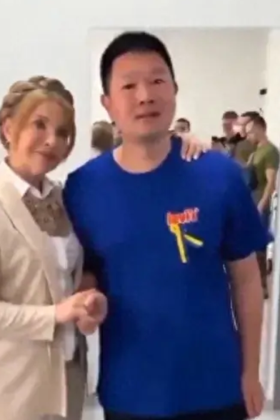 媒体:中国小伙坚守乌克兰,为破烂的世界缝缝补补(图)