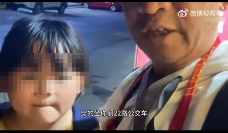 网民称小学生女儿遇公交车涨价 被拒载后走回家(图)