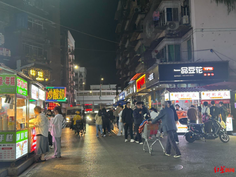 社区书记遭摊贩刺死:小吃街升级,摊位“一摊难求”(图)