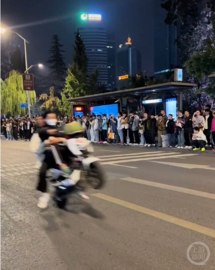 济南多名摩托车手深夜“炸街”飙车放烟花 警方回应(图)