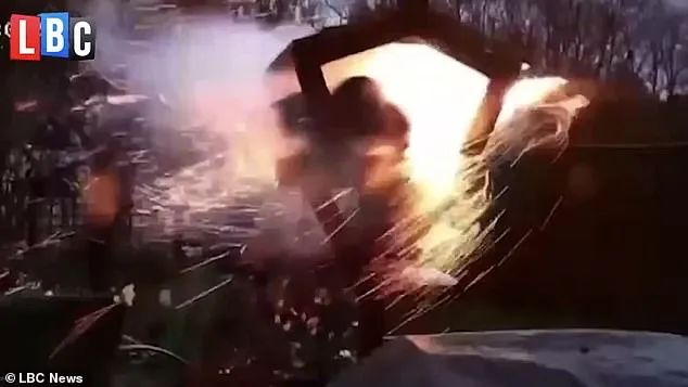 英议员策划“炸猫”遥控引爆炸药 被网友喷到辞职(图)