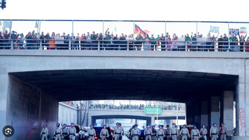 数千人抗议驱逐非法移民,洛杉矶市中心交通陷瘫痪(图)