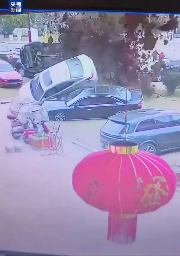 扔鞭炮引爆化粪池,男孩奶奶:是我的错,没看好孩子(组图)