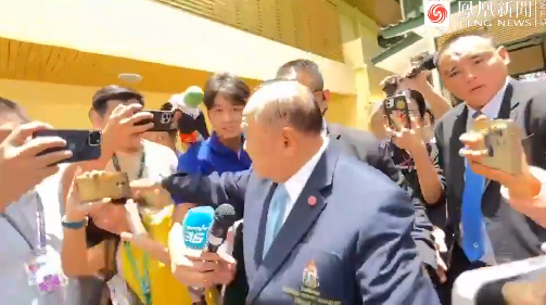 泰国前总理巴威失控打女记者头,引发强烈不满(图/视)