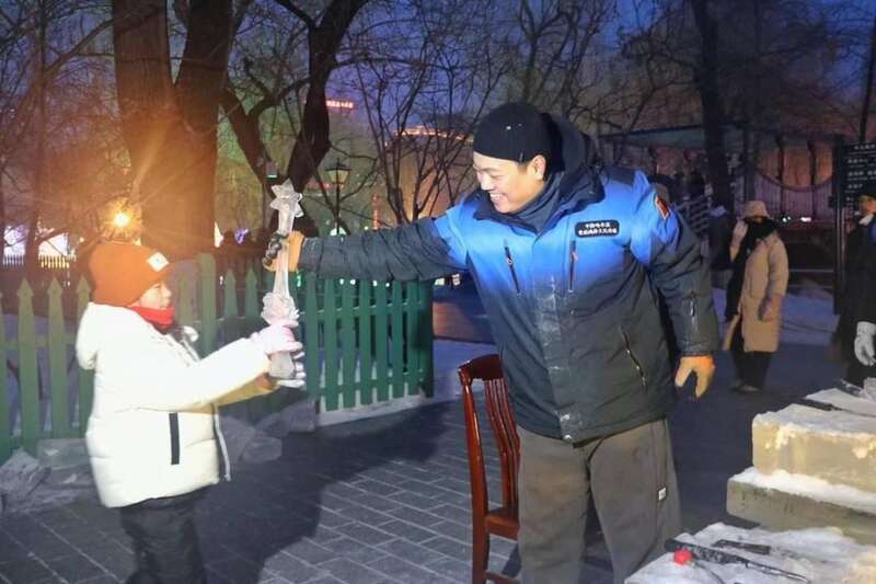 高峰期日薪一两万 哈尔滨冰雕师:人做一半,天做一半(图)
