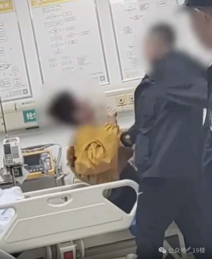 两名女患者急诊室被男家属殴打、扇耳光!警方通报(图)