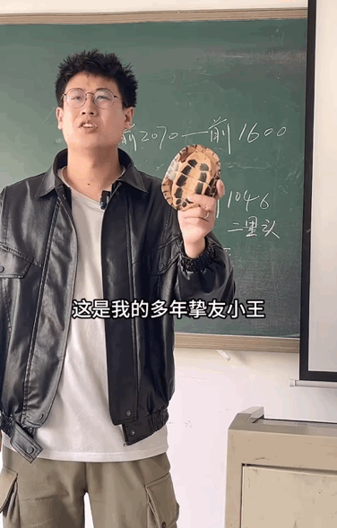 他半夜给老婆讲历史 吸粉100万!网友:转发给老公(图)