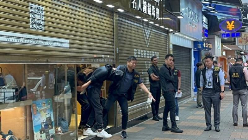 香港5人持牛肉刀铁锤打劫钟表珠宝店 身份披露(图)