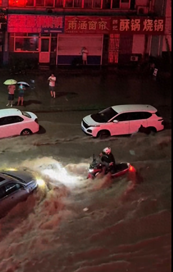 淄博暴雨内涝:河流排水口附近,男子连人带车被卷走(图)