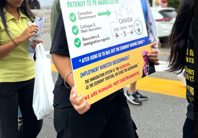 大批人持续在宾顿集会!抗议加拿大移民政策转变(组图)
