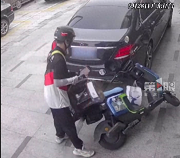 外卖小哥两次擦撞奔驰车 网友:活该你开奔驰(组图)