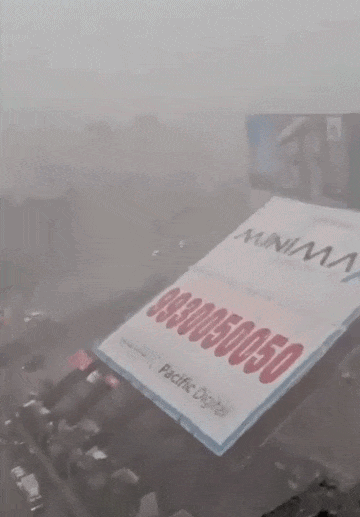 画面曝光!印度一广告牌倒塌致14人死亡74人受伤(图)
