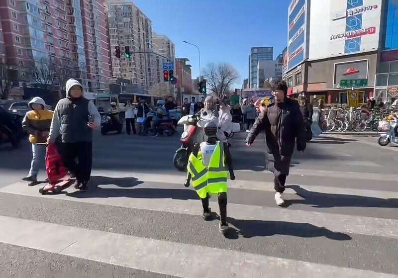 北京街头现“机器人交警” 交管部门:非警方部署(组图)