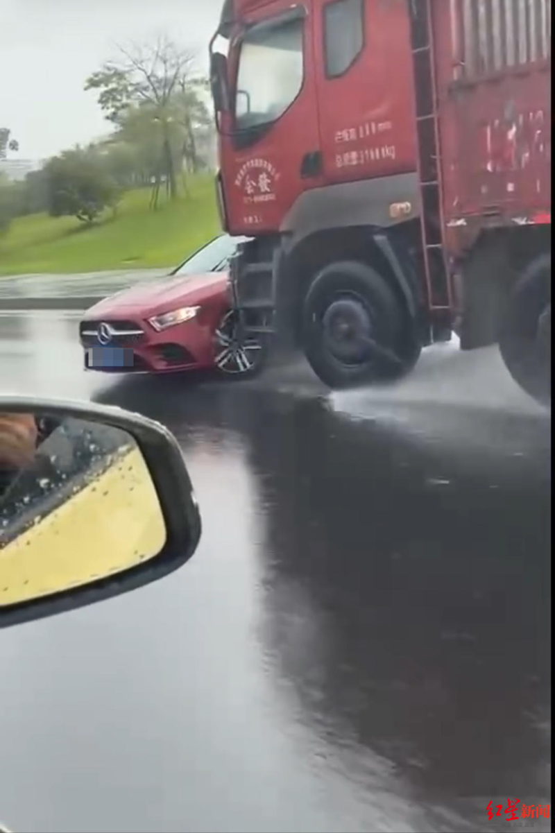 “货车雨中顶推奔驰”调查:货车司机分心驾驶4分钟(图)