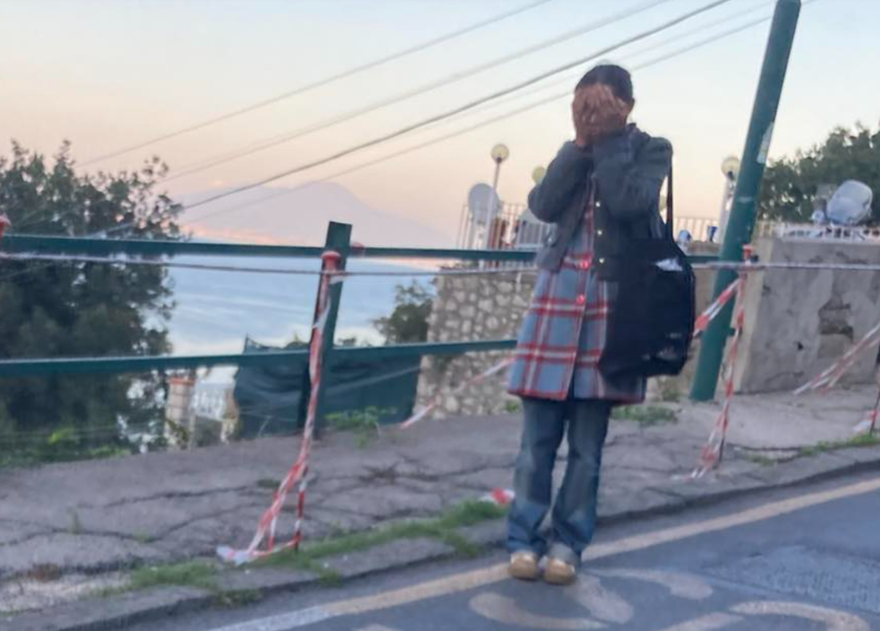 卡普里岛一名神秘中国女子:双手遮脸游荡(图)