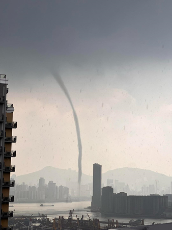 港媒发布现场画面:香港维多利亚港附近现水龙卷(图)