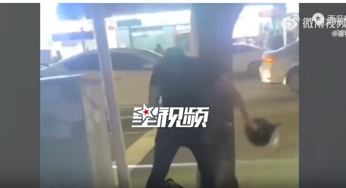 广东奔驰车主与电动车相撞,用头盔殴打对方后逃离(图)