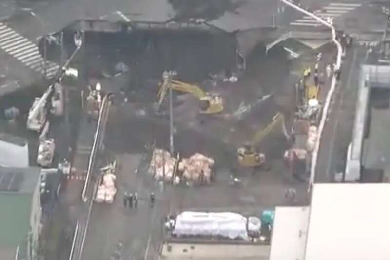 日本大爷开车掉马路大坑里 救了6天 洞越掏越大 人呢?