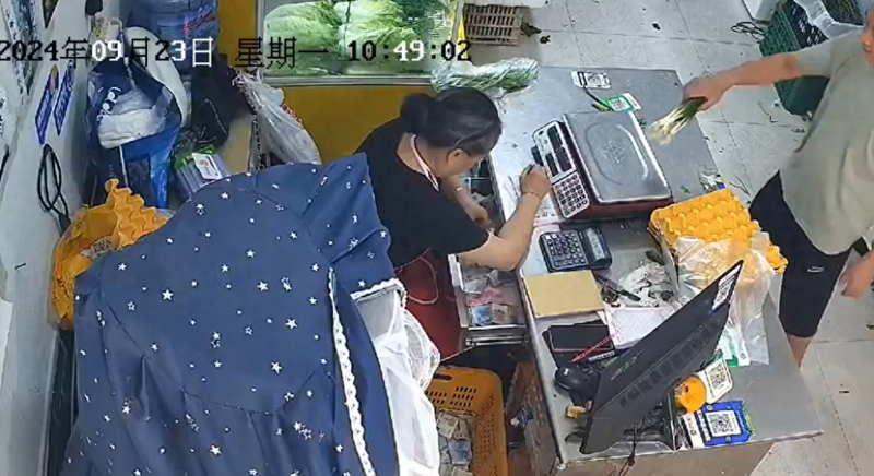 四川:店员“零星顺走”20万营业款 下跪道歉后失联(图)