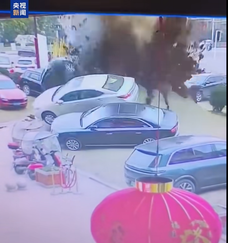 当地回应小孩玩鞭炮炸伤多辆豪车:并非天价赔偿(图)