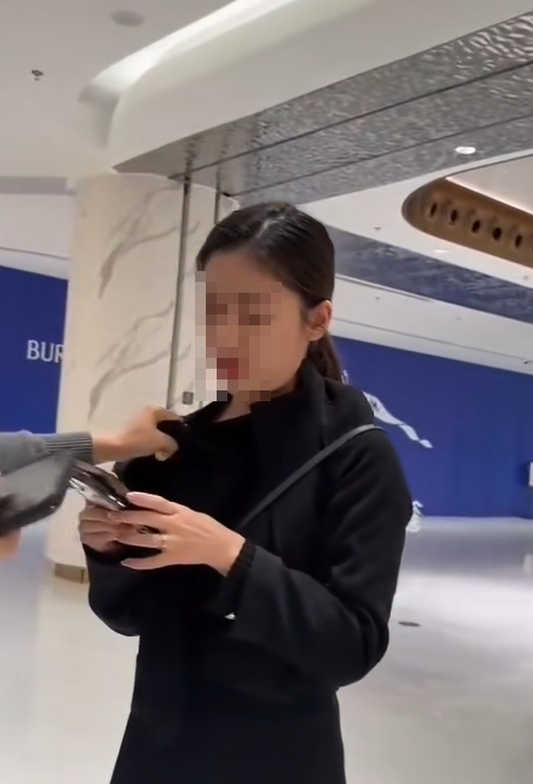 叫顾客“爸爸”遭原配上门大闹的LV柜姐已报警(组图)