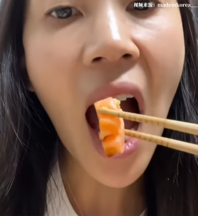 全网吵翻!亚裔女子生吃Costco三文鱼遭网友制止(图)