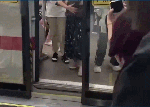 上海地铁也“热晕”?屏蔽门频繁开关!回应来了(组图)