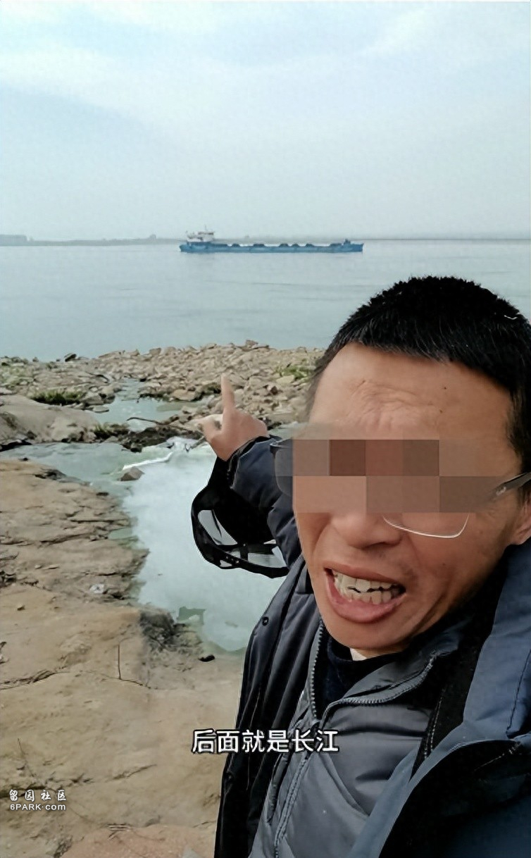 网友现场拍视频 举报河沟刺鼻污水排入长江(组图)